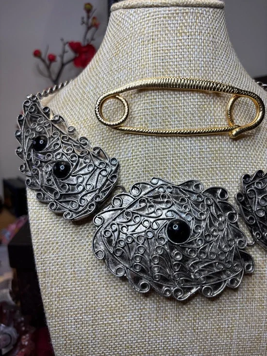 Vintage Silvertone Victorian Bib 19” Necklace - Picture 4 of 7